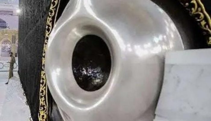 Fenomena Dokumentasi Foto Cium Replika Hajar Aswad di Tanah Suci Bertentangan dengan Nilai Etika dan Kejujuran