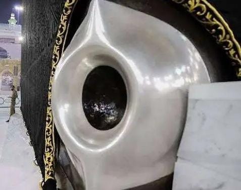 Fenomena Dokumentasi Foto Cium Replika Hajar Aswad di Tanah Suci Bertentangan dengan Nilai Etika dan Kejujuran