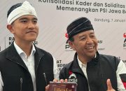 Binton Nadapdap Anggota DPRD Kota Depok PSI di Rakorwil PSI Jawa Barat Memberikan Buku Tulisan ke Ketum PSI