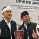 Binton Nadapdap Anggota DPRD Kota Depok PSI di Rakorwil PSI Jawa Barat Memberikan Buku Tulisan ke Ketum PSI