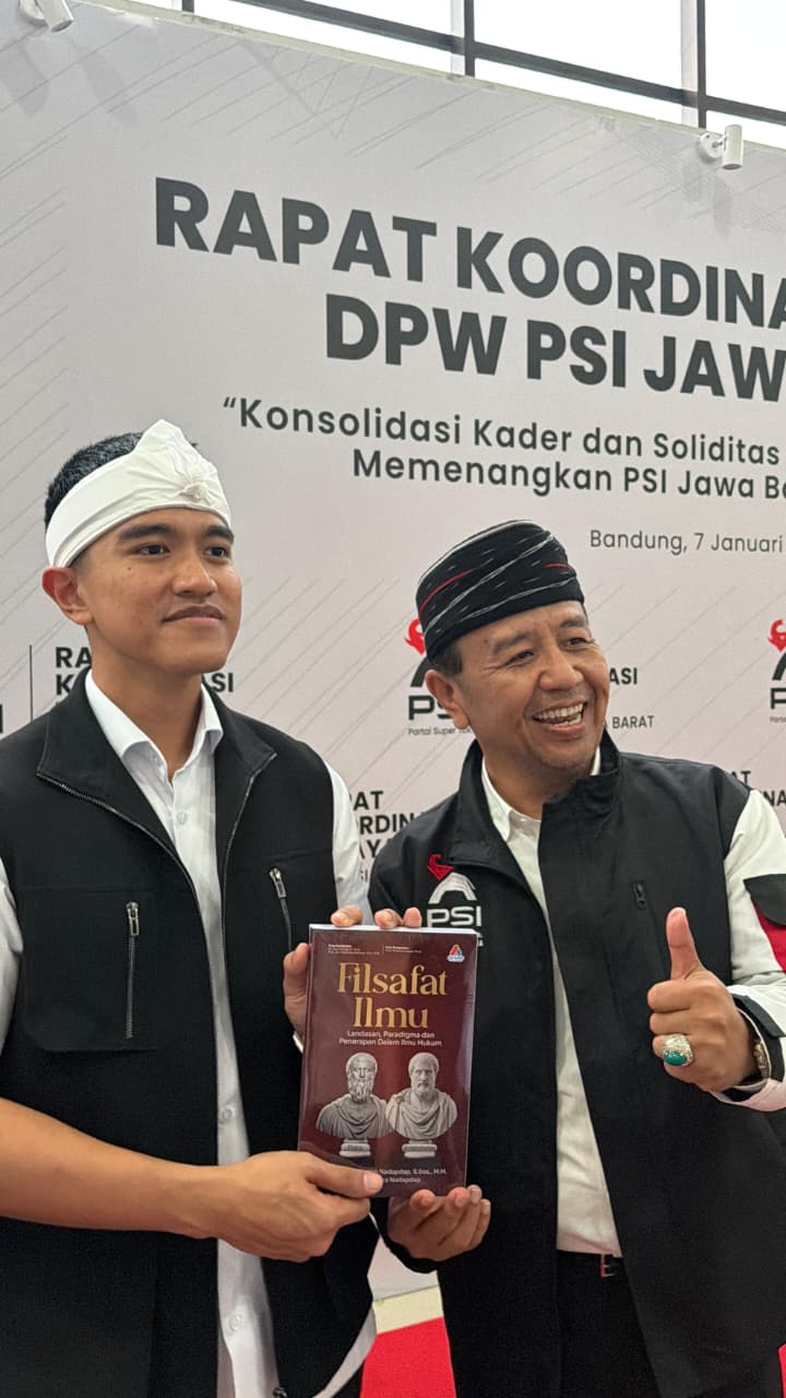 Binton Nadapdap Anggota DPRD Kota Depok PSI di Rakorwil PSI Jawa Barat Memberikan Buku Tulisan ke Ketum PSI