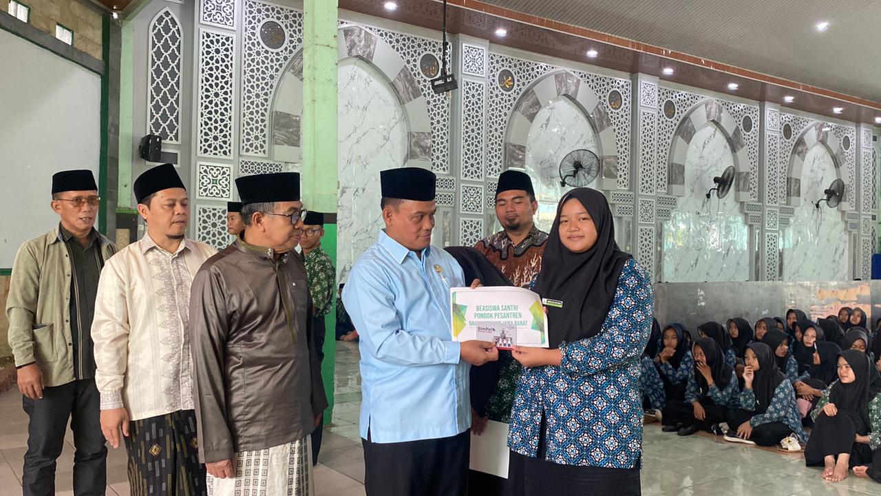 Kemenag Subang Salurkan Beasiswa Gubernur Jabar untuk Santri Pondok Pesantren At-Tawazun