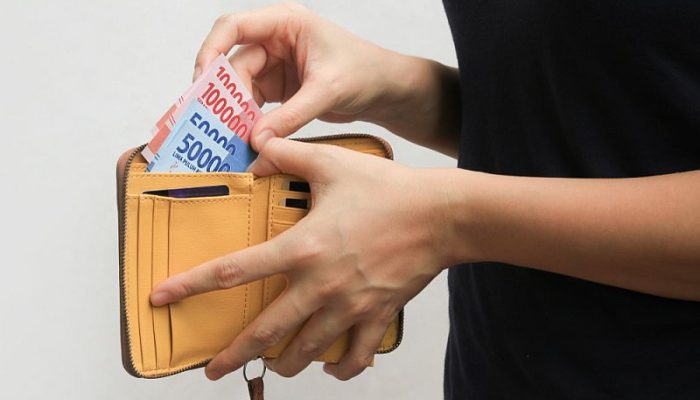 Menafkahi Orang Tua Tanpa Sepengetahuan Istri, Bagaimana Hukumnya ?