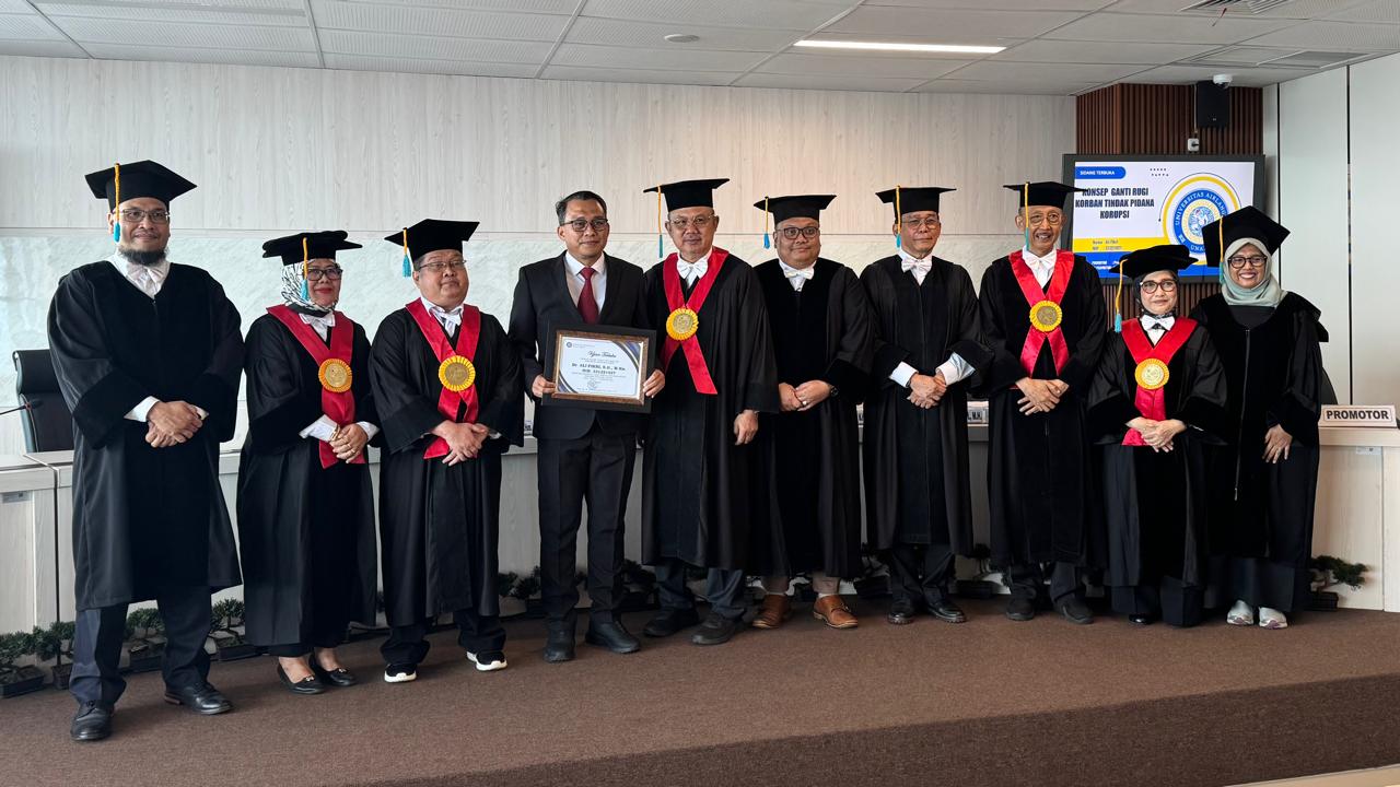 Kapus PSDM Aparatur Kemenhub Meraih Gelar Doktor Hukum dari Universitas Airlangga
