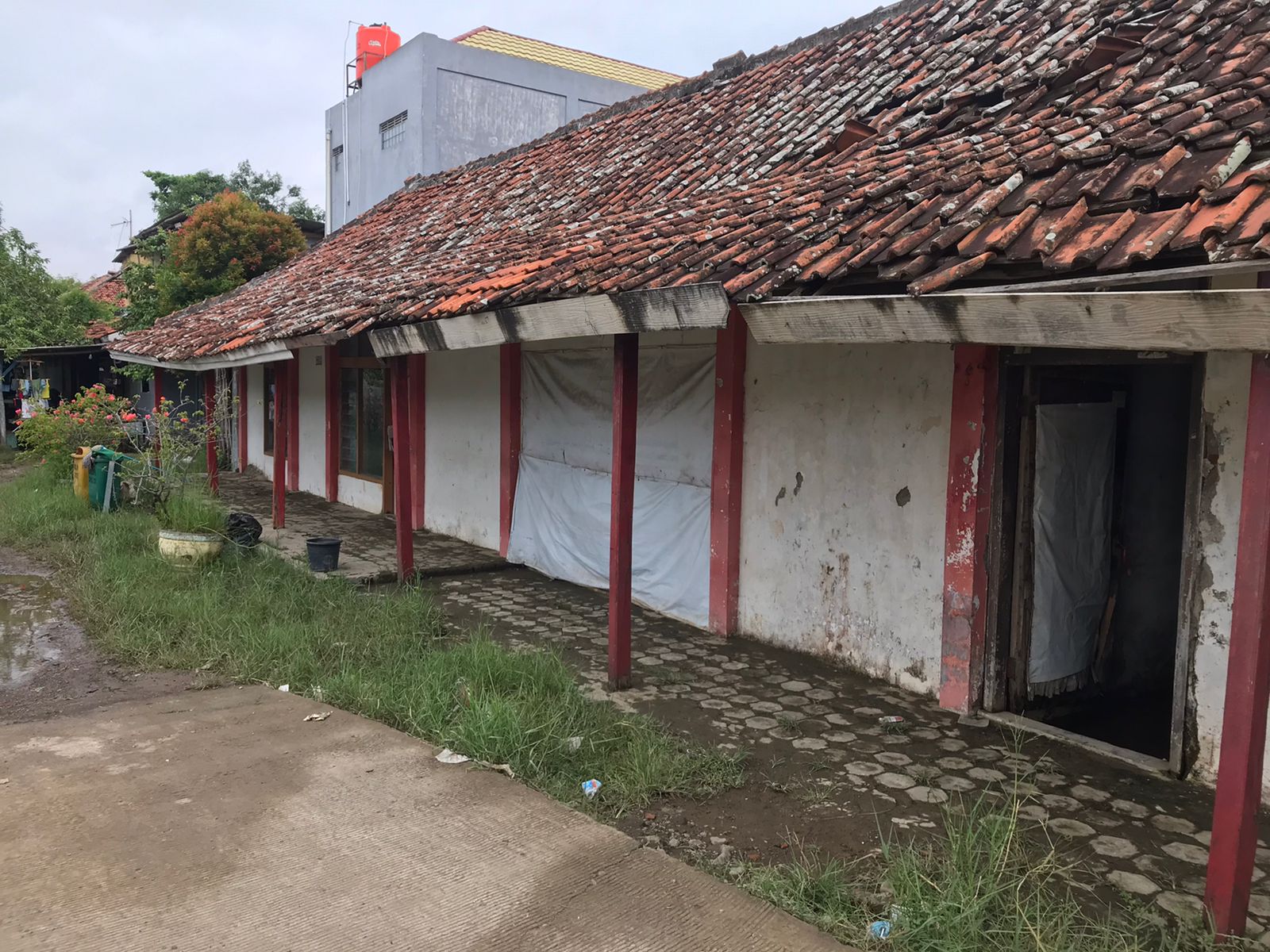 Sampah Menumpuk dan Saluran Tersumbat di Jatibarang, Peran UPTD Kebersihan LH Dipertanyakan