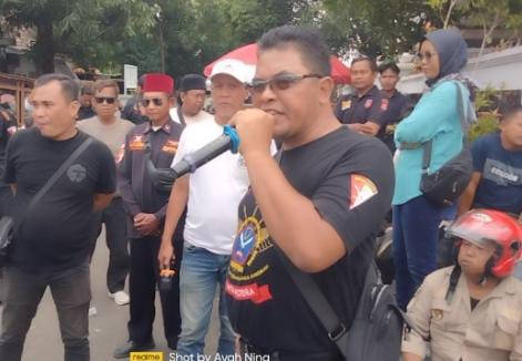 Tuntut Klarifikasi Dugaan Pernyataan Rasis Stafsus Bupati, Ratusan Massa AWDB Geruduk Pendopo Indramayu