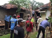 Rumah Warga Blok Bojong Plumbon Ambruk Diterjang Angin dan Hujan Semalaman