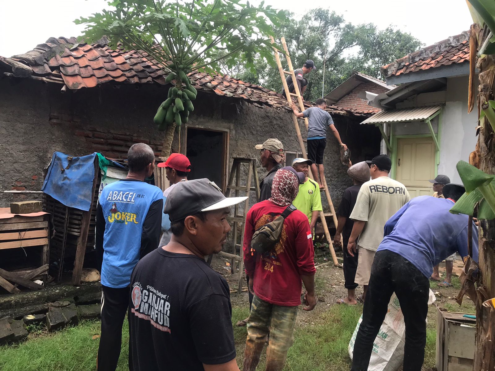 Rumah Warga Blok Bojong Plumbon Ambruk Diterjang Angin dan Hujan Semalaman