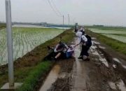 Jalan Rusak Parah Menuju Blok Darim Kendayakan Terisi, Anak Sekolah Kerap Terjatuh Saat Musim Hujan