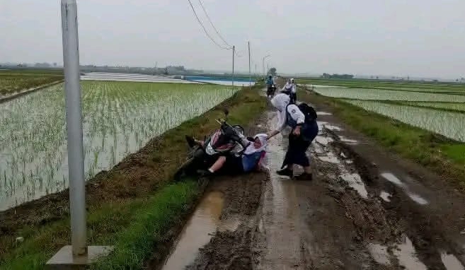 Jalan Rusak Parah Menuju Blok Darim Kendayakan Terisi, Anak Sekolah Kerap Terjatuh Saat Musim Hujan