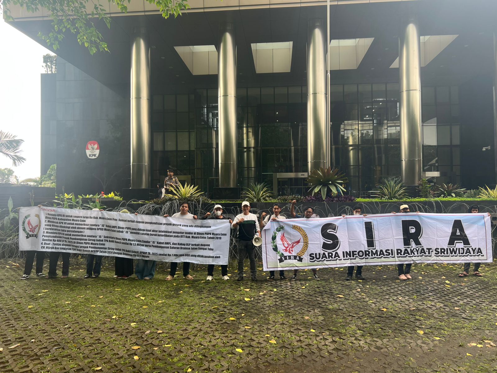 LSM SIRA Menggelar Aksi Damai di Gedung KPK RI Minta Agar Kembali Turun ke Muara Enim