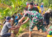 TNI Bersama Masyarakat Bergotong Royong Benahi Tanggul Sungai Cimanuk