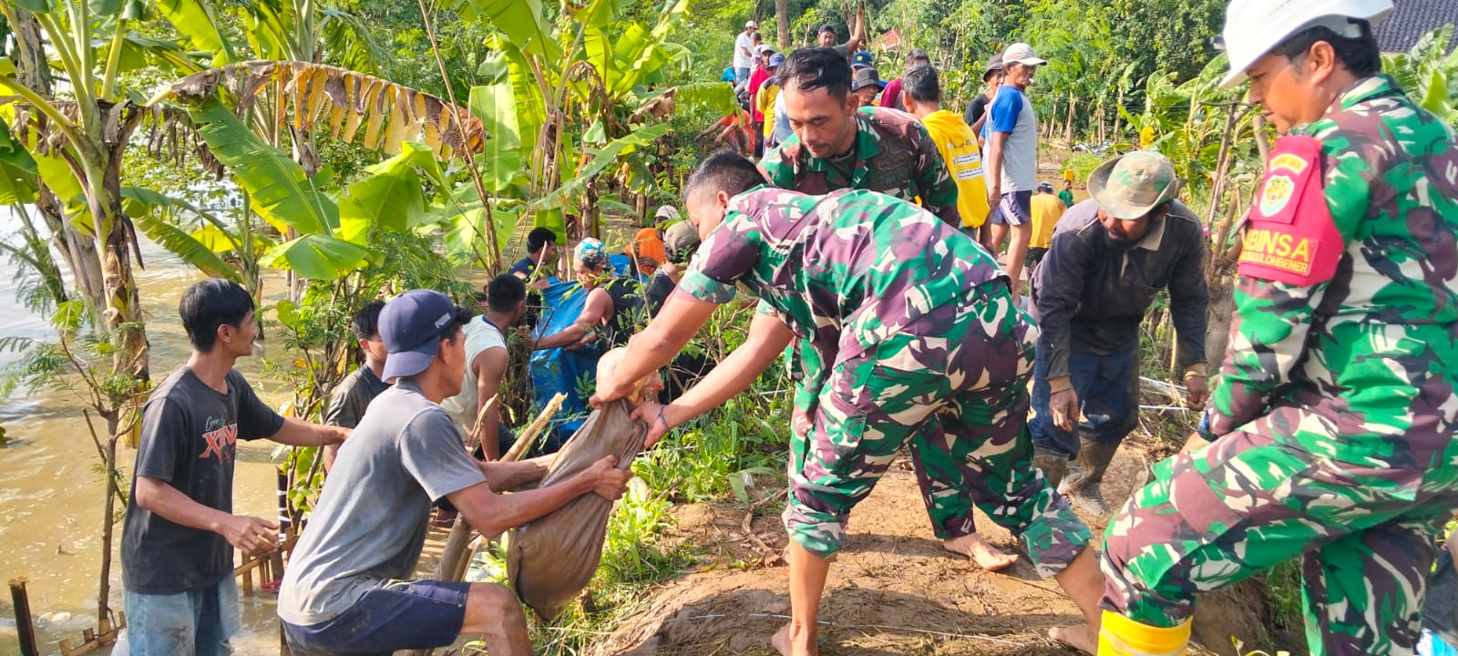 TNI Bersama Masyarakat Bergotong Royong Benahi Tanggul Sungai Cimanuk