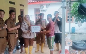 Bantuan Sembako Dinas Bina Marga Kabupaten Bekasi untuk Warga Terdampak Banjir Kampung Wangkal Sukakarya
