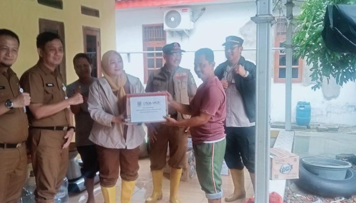 Bantuan Sembako Dinas Bina Marga Kabupaten Bekasi untuk Warga Terdampak Banjir Kampung Wangkal Sukakarya