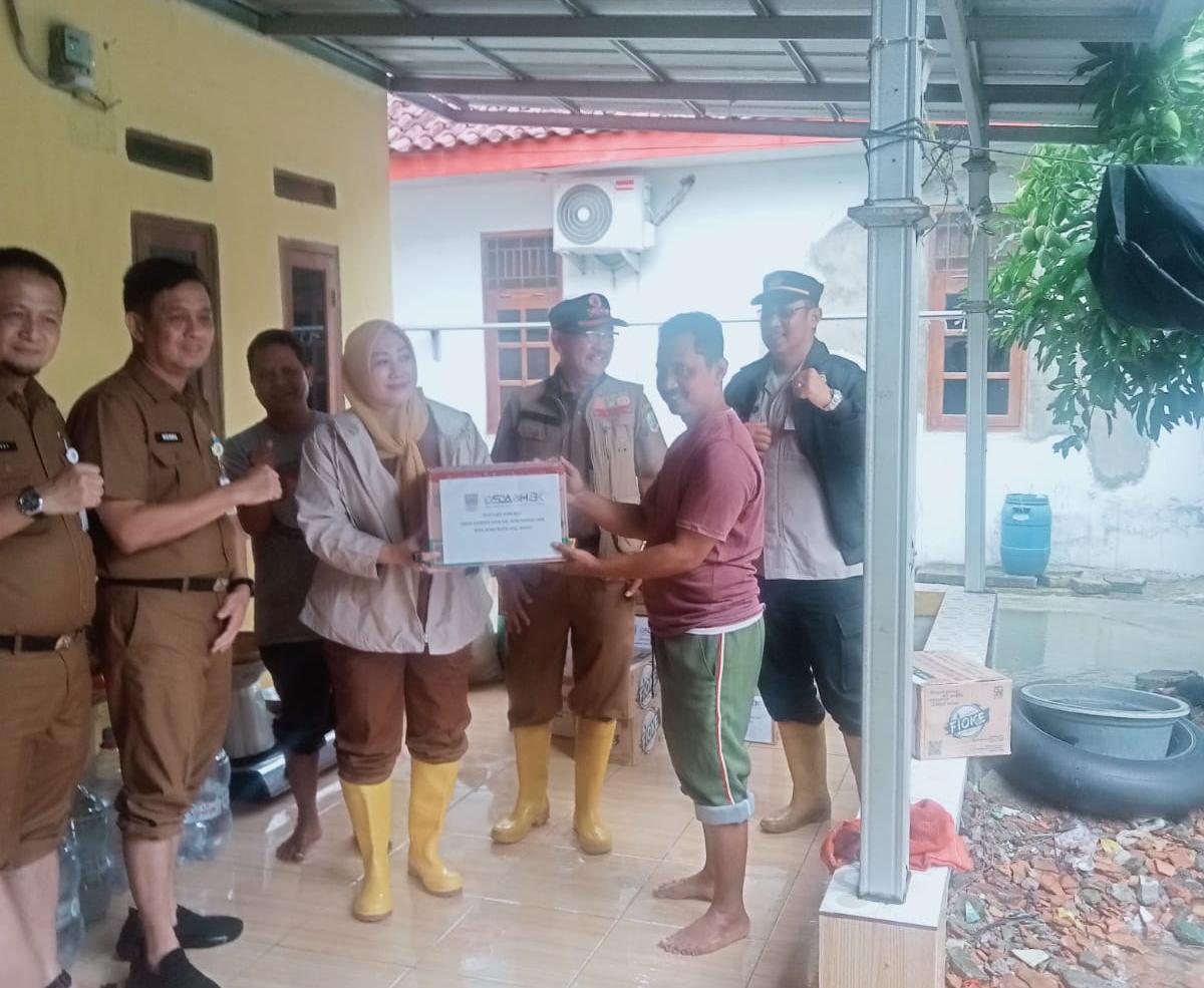Bantuan Sembako Dinas Bina Marga Kabupaten Bekasi untuk Warga Terdampak Banjir Kampung Wangkal Sukakarya