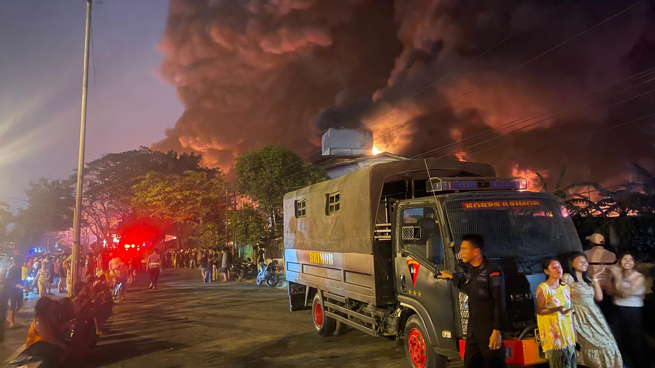 Sigap dan Tanggap, Mobil Armoured Water Cannon (AWC) Brimob Polda Sumut Dikerahkan Padamkan Kebakaran Hebat di PT Garuda Mas Perkasa