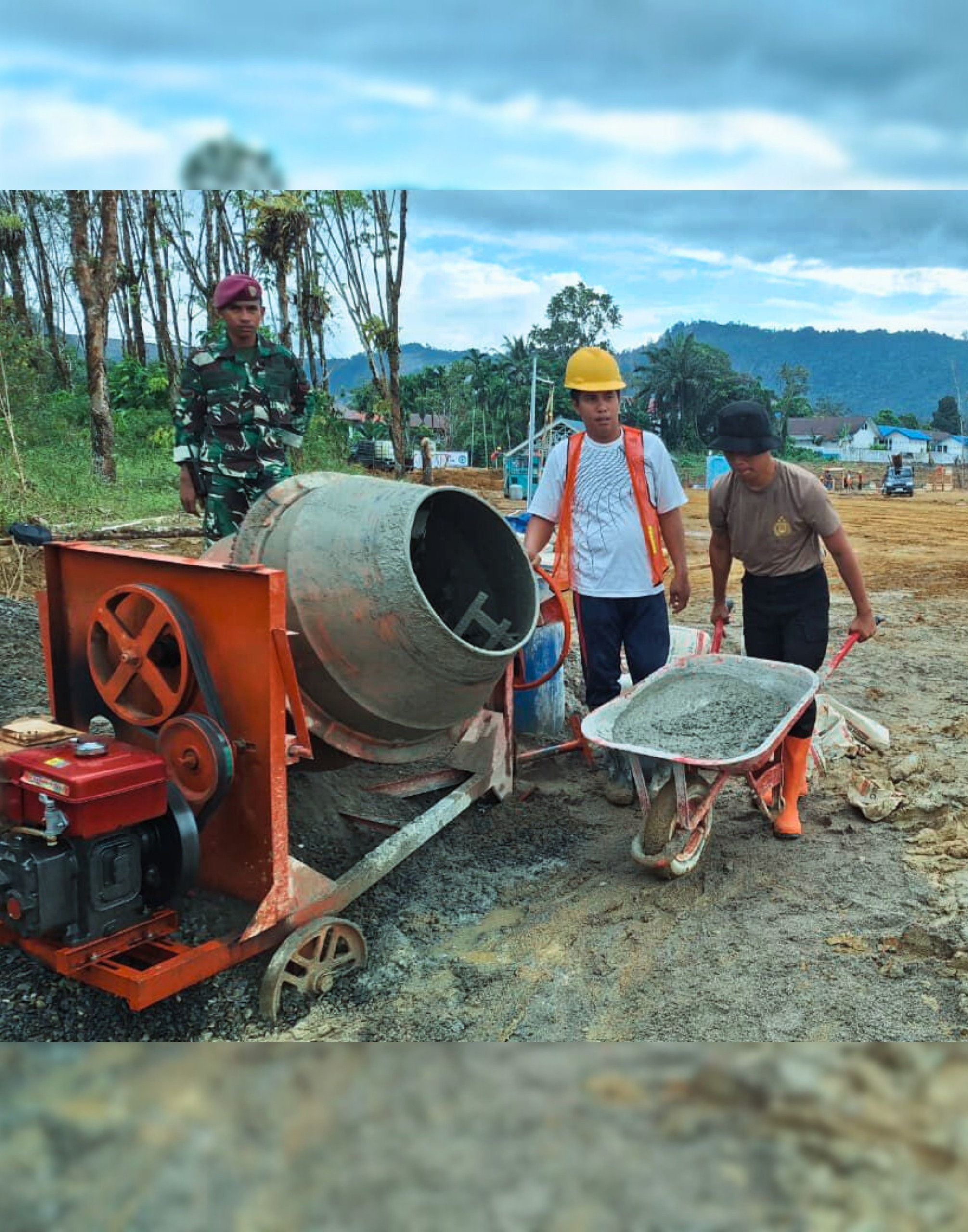 Langkah Pemulihan Berlanjut, Brimob Sumut Dampingi Warga Aek Ngadol Langkah Pemulihan Berlanjut, Brimob Sumut Dampingi Warga Aek Ngadol
