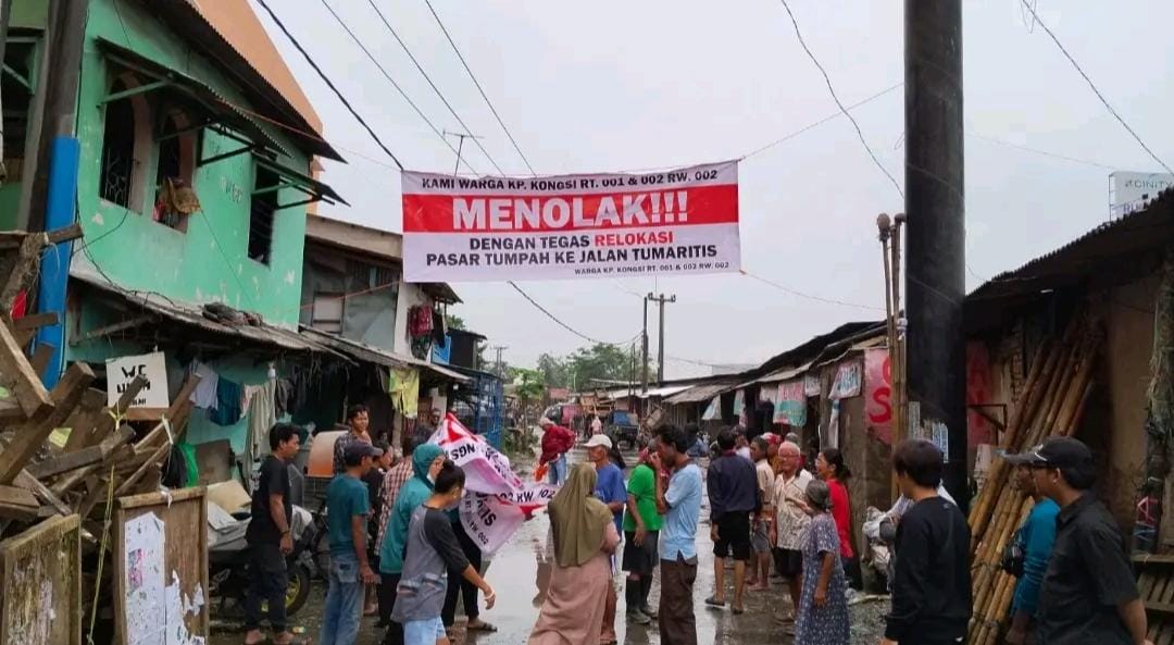 Warga Desa Cikarang Kota Tolak Relokasi Sementara Pasar Tumpah Tradisional di Jalan Tumaritis