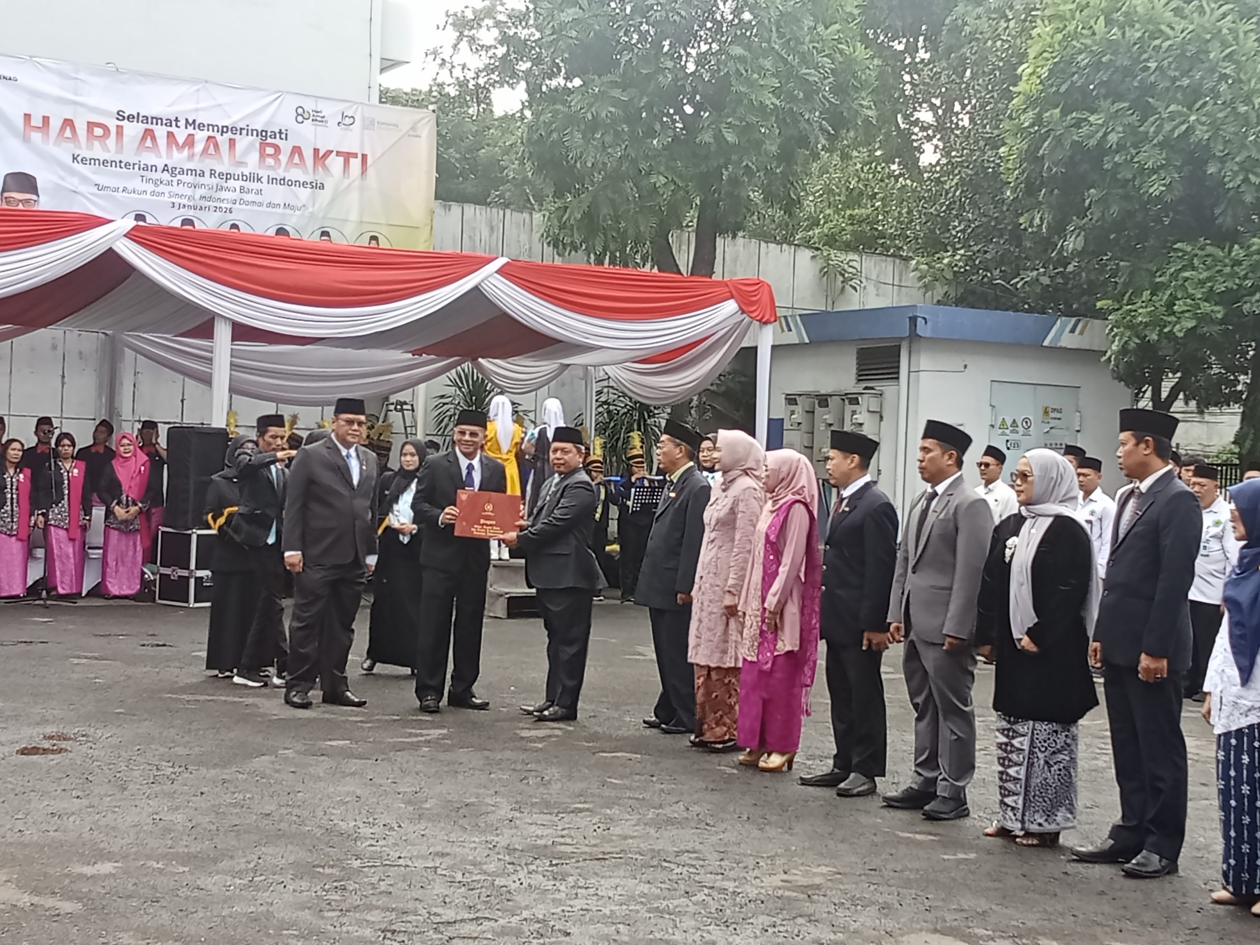 Dedikasi 34 Tahun di Kemenag,Kepala Bidang Pendidikan Diniyah dan Pondok Pesantren Jabar Terima Penghargaan dari Presiden Prabowo Dedikasi 34 Tahun di Kemenag,Kepala Bidang Pendidikan Diniyah dan Pondok Pesantren Jabar Terima Penghargaan dari Presiden Prabowo