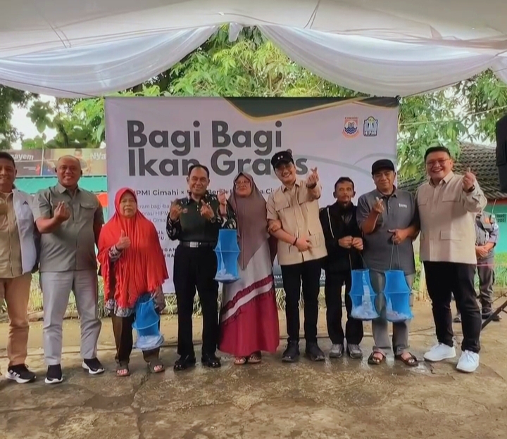 Warga Cipageran Indah Serbu Lokasi Pembagian Ikan Gratis Yang Di Gelar Hipmi Cimahi 