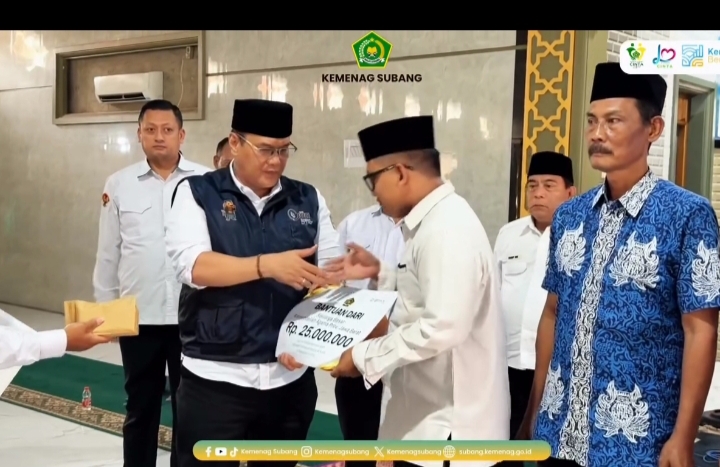 Kakanwil Kemenag Provinsi Jawa Barat Serahkan Bantuan 50 Juta Rupiah untuk Lembaga Keagamaan Terdampak Banjir di Subang