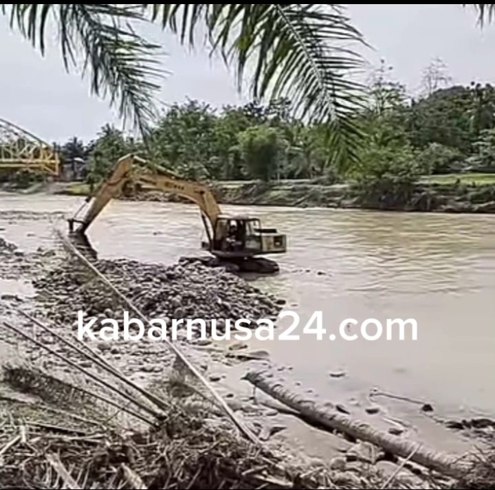 Excavator Ketiga Bantuan Bakhtiar Ahmad Sibarani Dikerahkan ke Kecamatan Barus