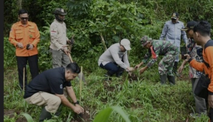 Pemkab Bondowoso dan BPBD Tanam 2.000 Bibit Pohon di Desa Gunungsari untuk Perkuat Mitigasi Banjir