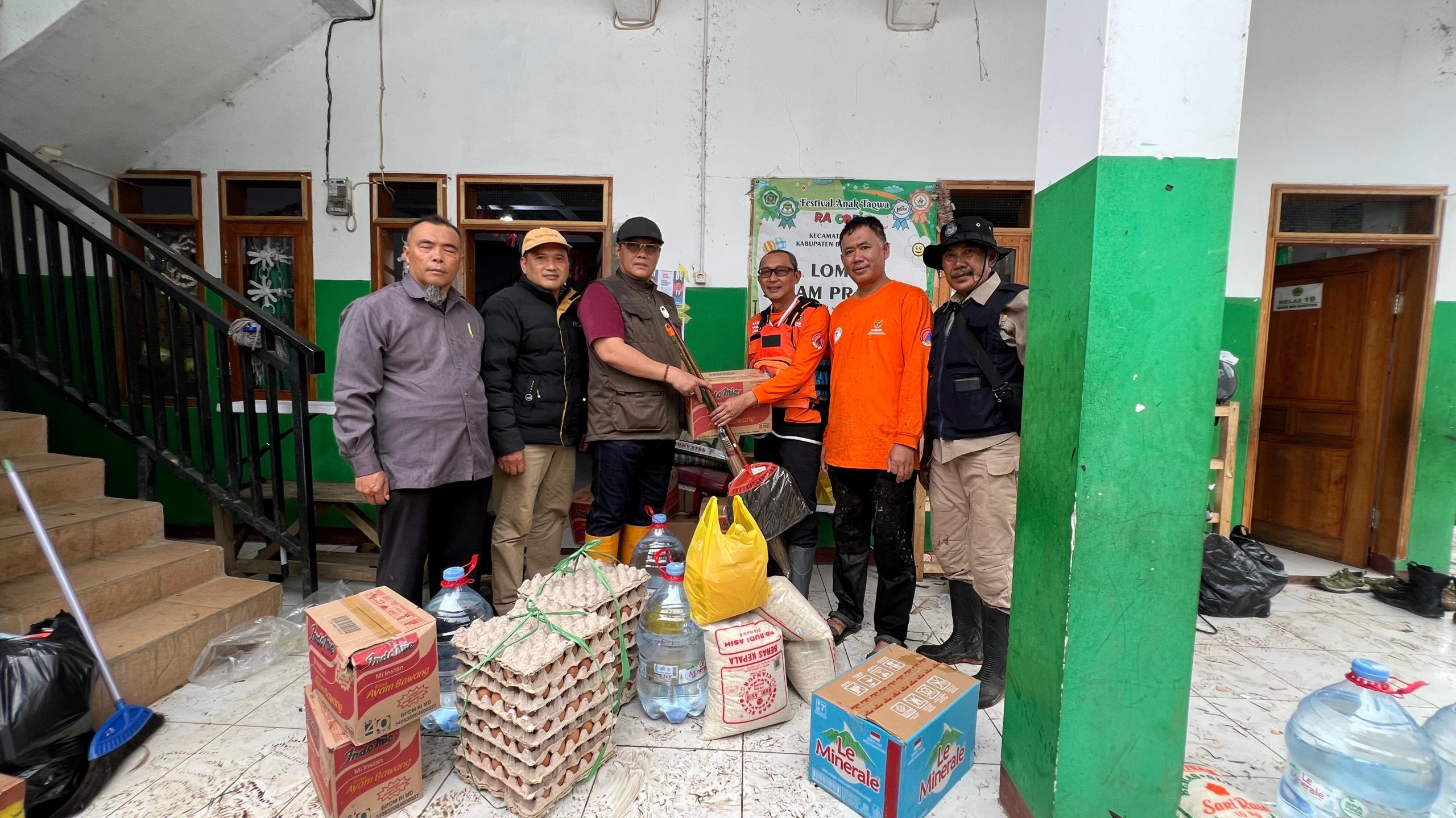 Kemenag Jabar Salurkan Bantuan untuk Korban Longsor Cisarua KBB, Siap Dirikan Posko Tanggap Bencana di MTs Al Amin