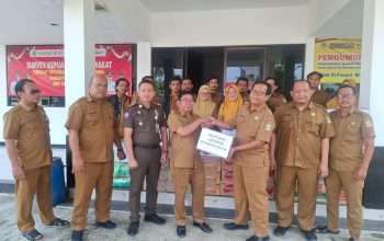 Diskominfosantik Serahkan Bantuan Sembako Bagi Warga Terdampak Banjir di Cikarang Utara