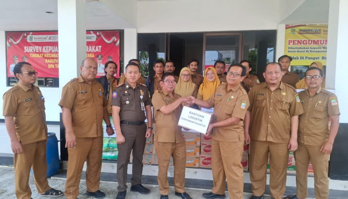 Diskominfosantik Serahkan Bantuan Sembako Bagi Warga Terdampak Banjir di Cikarang Utara