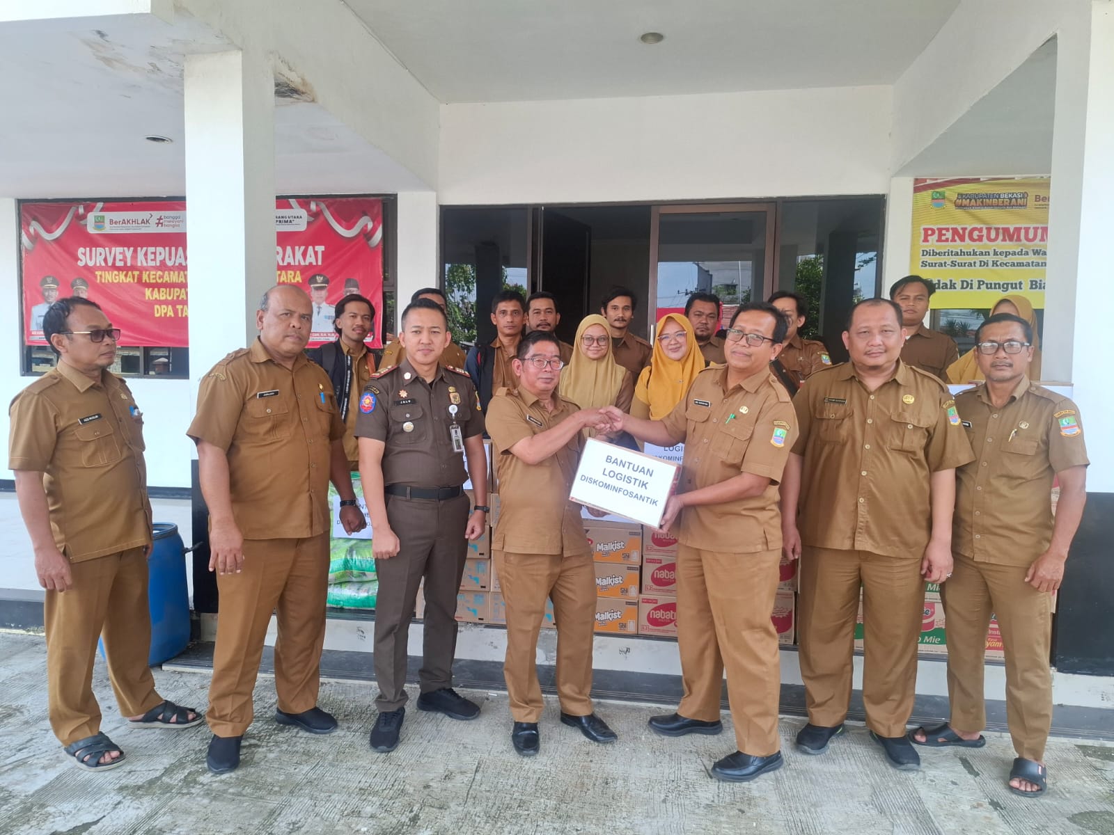 Diskominfosantik Serahkan Bantuan Sembako Bagi Warga Terdampak Banjir di Cikarang Utara