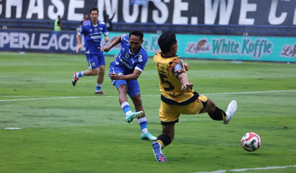 PERSIB Ungguli Persija Cetak Gol 1-0 di Babak Pertama Pertandingan