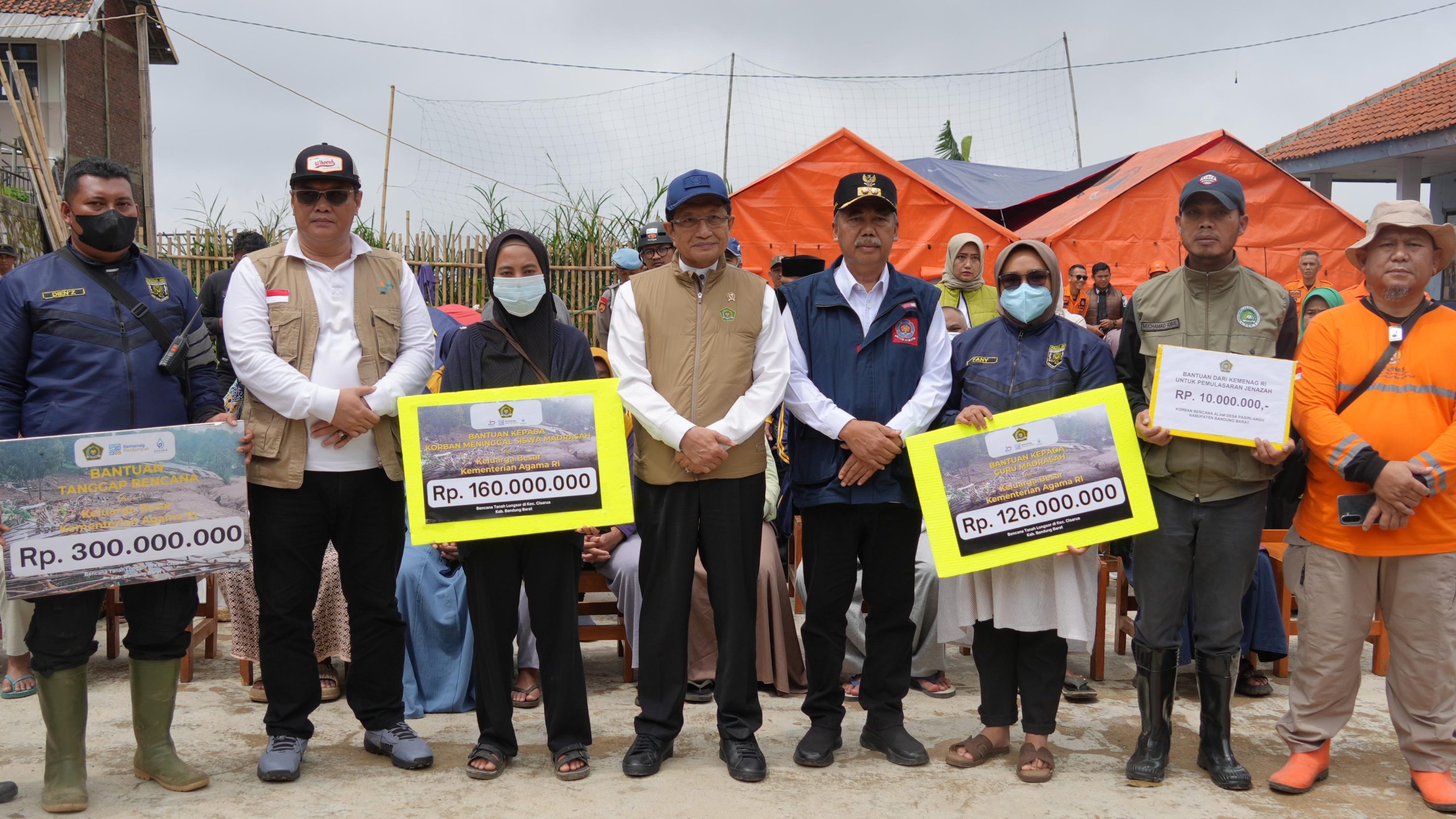 Menag Salurkan Bantuan Rp596 Juta untuk Madrasah, Guru, dan Siswa Terdampak Longsor Cisarua Menag Salurkan Bantuan Rp596 Juta untuk Madrasah, Guru, dan Siswa Terdampak Longsor Cisarua