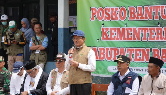 Menag Salurkan Bantuan Rp596 Juta untuk Madrasah, Guru, dan Siswa Terdampak Longsor Cisarua