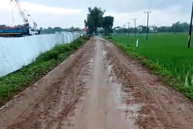 Jalan Manggungan–Lungsemut Terisi Licin dan Membahayakan, Warga Minta Perbaikan Segera