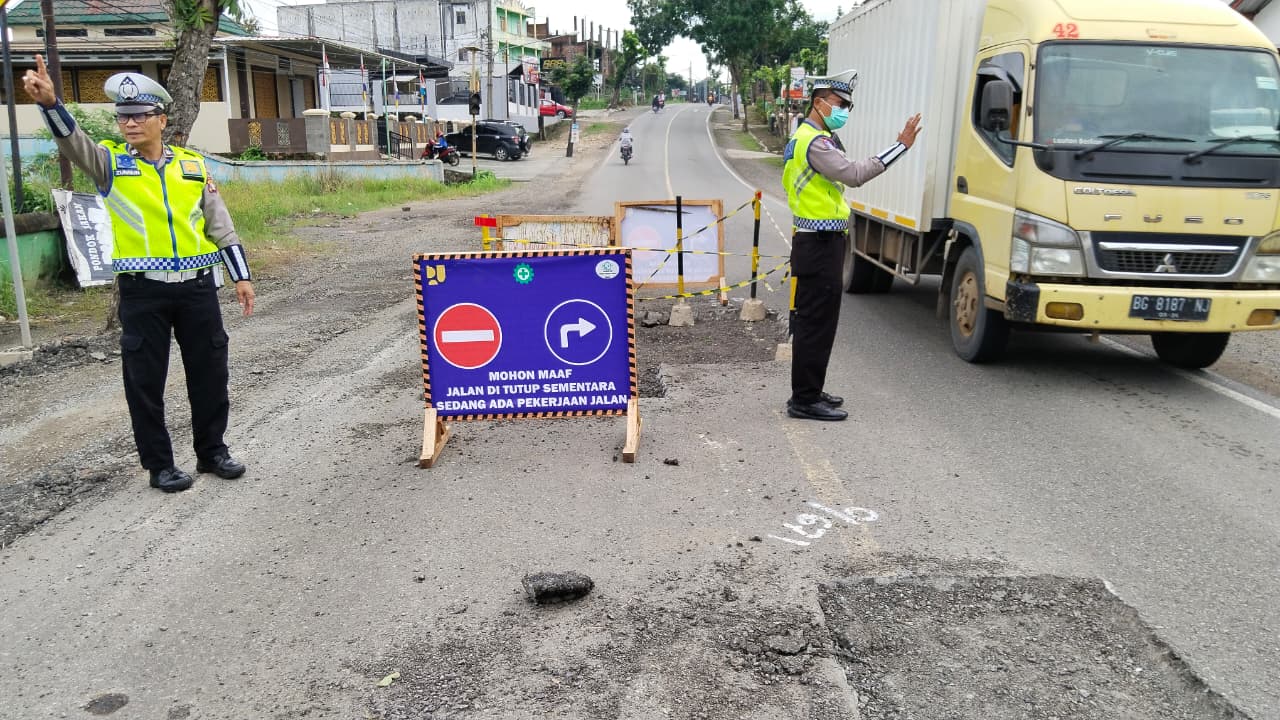 Satlantas Polres Lampung utara Laksanakan Rekayasa Arus Lalu-lintas Di Jalan Sukarno Hatta