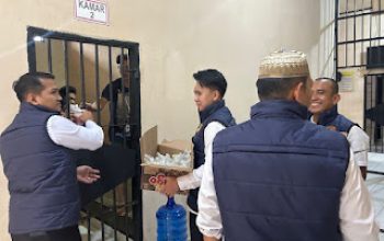 Angota Polres Lampung Utara  Bagikan  Takjil  Untuk  Tahanan, Wujud Kepedulian  Di Bulan Ramadhan