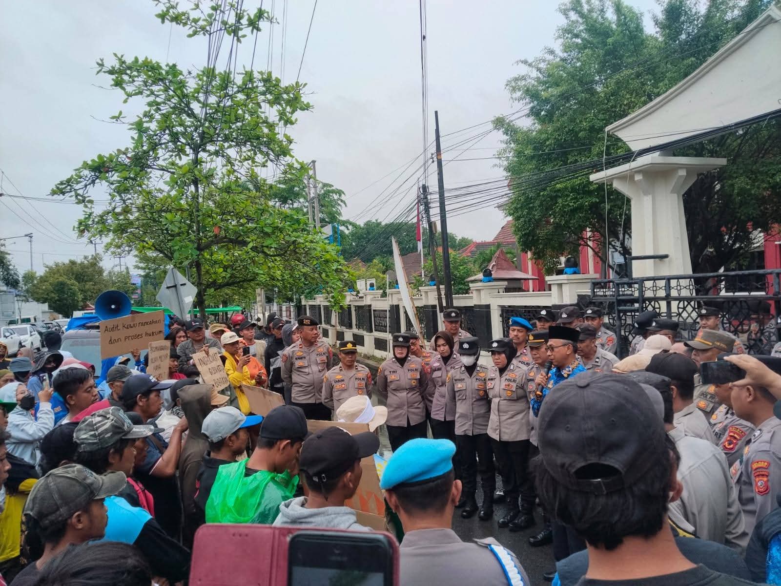 Warga Desa Rancahan Datangi Inspektorat Indramayu, Desak Audit dan Transparansi APBDes