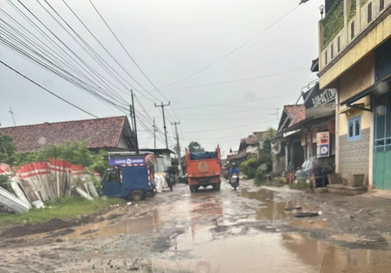 Jalur Widasari–Cibogor Rusak Parah, Pengendara Diminta Tingkatkan Kewaspadaan