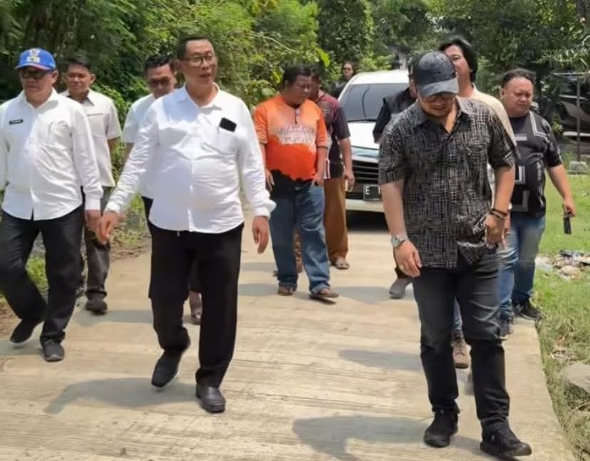 Tinjau Lokasi PISEW di Desa Larangan, Daniel Mutaqien Tegaskan Komitmen Bangun Infrastruktur Desa