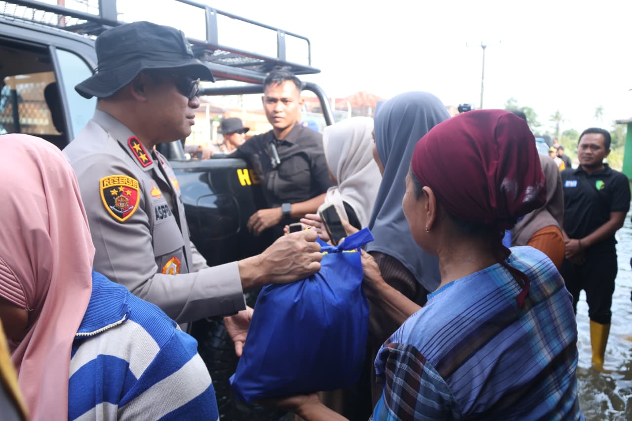 Kepedulian Sosok Irjen Pol Asep Edi Suheri ke Warga Korban Banjir Salurkan Bantuan Sembako Kepedulian Sosok Irjen Pol Asep Edi Suheri ke Warga Korban Banjir Salurkan Bantuan Sembako