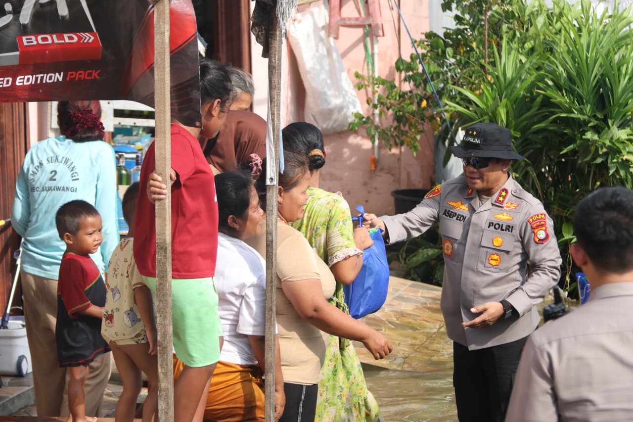 Kepedulian Sosok Irjen Pol Asep Edi Suheri ke Warga Korban Banjir Salurkan Bantuan Sembako