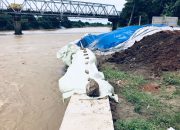 Proyek Normalisasi Sungai Cimanuk Disorot, Paku Alam Tanggul Miring dan Amblas
