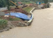 Kurangnya Pengawasan Proyek Normalisasi Sungai Cimanuk, Pancang Penahan Tanggul Miring dan Amblas Meski Proyek Baru Berjalan
