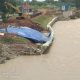Kurangnya Pengawasan Proyek Normalisasi Sungai Cimanuk, Pancang Penahan Tanggul Miring dan Amblas Meski Proyek Baru Berjalan