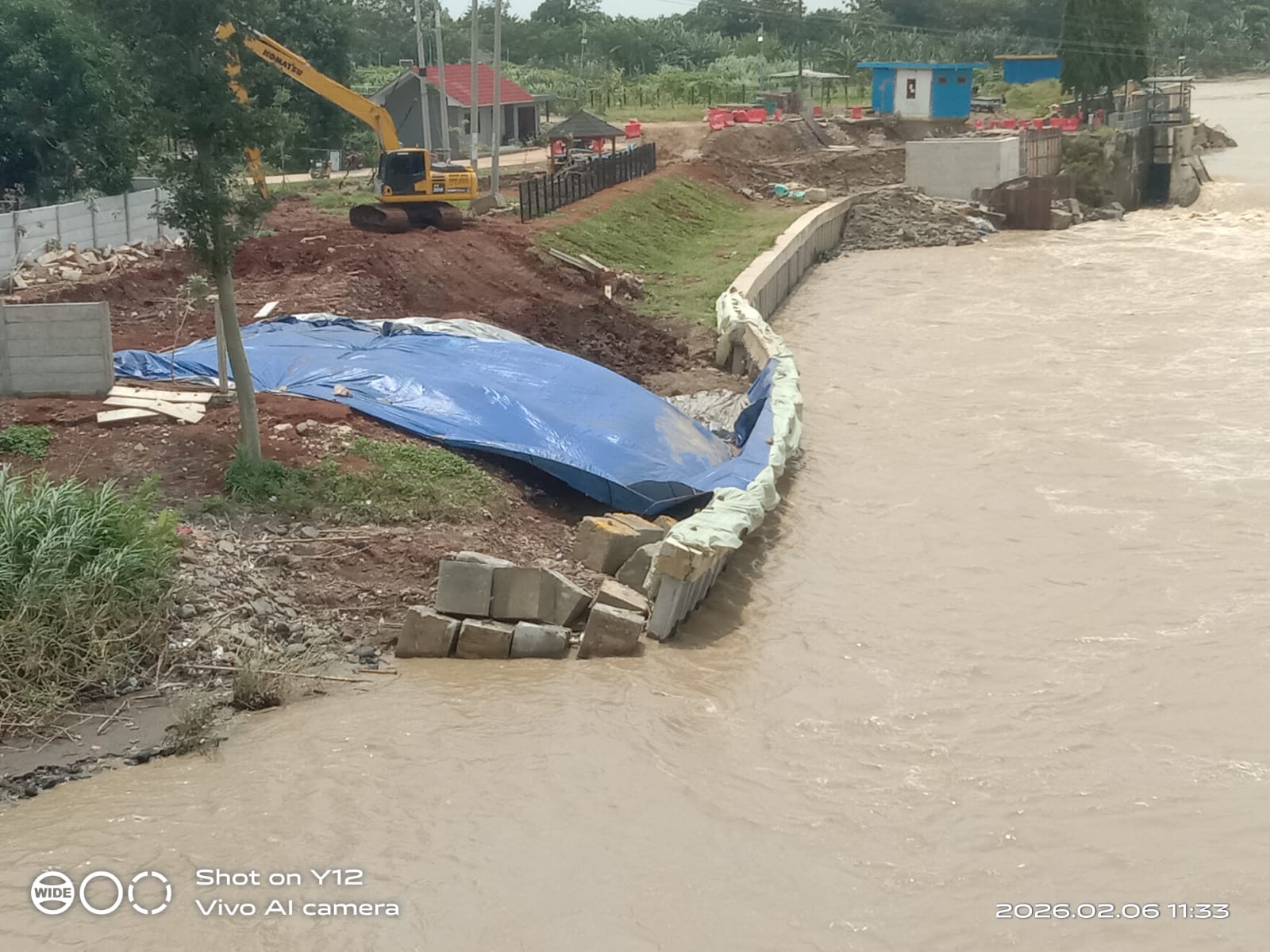Kurangnya Pengawasan Proyek Normalisasi Sungai Cimanuk, Pancang Penahan Tanggul Miring dan Amblas Meski Proyek Baru Berjalan