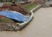 Proyek Normalisasi Sungai Cimanuk Disorot, Paku Alam Tanggul Miring dan Amblas