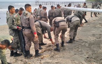 Pusdik Brimob Gelar Aksi Bersih Pantai, Tindak Lanjuti Perintah Presiden RI