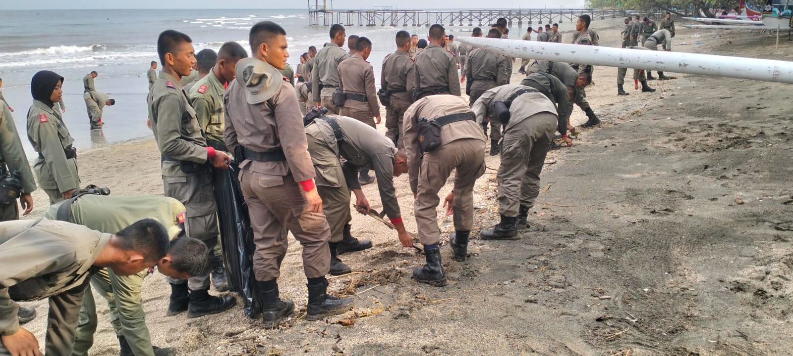 Pusdik Brimob Gelar Aksi Bersih Pantai, Tindak Lanjuti Perintah Presiden RI